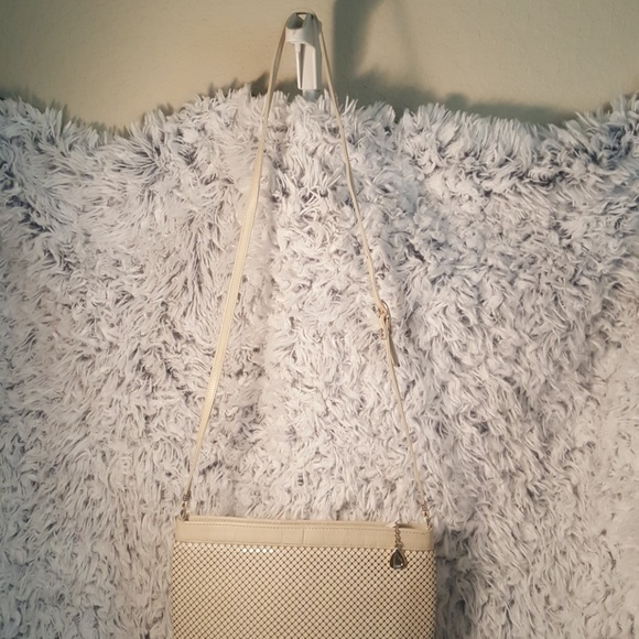Whiting and Davis Cream leather and mesh bag. - Picture 2 of 8